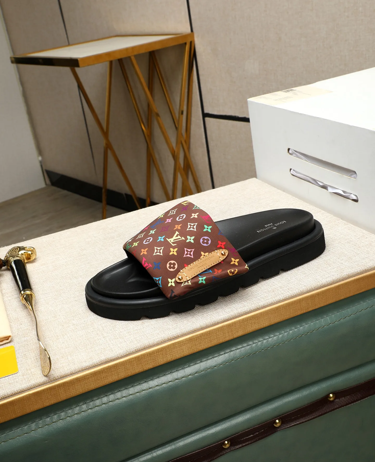 Factory price 360 ​​🐢🐢Men's shoes for couples, with drawer box [LOUIS VUITTON] Louis Vuitton, the latest LV official website printed wallet and men's and women's slippers 🔥🔥🔥 are now on the market. The drawer box is packaged with cloth bags and cards. The upper pattern looks very soft and waxy, and is a super versatile leg slimming tool. Fabric: Imported denim/down silk cotton embossed, LV hardware LOGO, official website pattern printing, lining: water-dyed sheepskin down filling, comfortable to wear, feet: high-elastic PU water platform. Sole: foam sole, heel height: about 5cm. Code number 36-44, (35 45 customized)